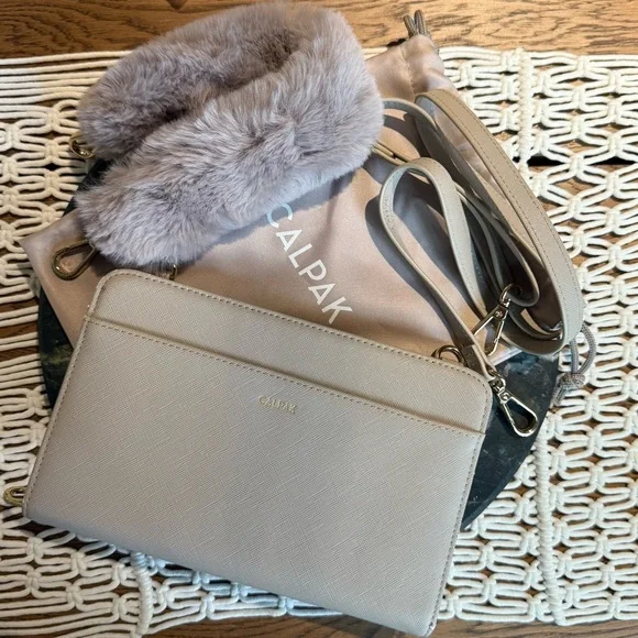 Calpak travel crossbody wallet - Picture 2 of 8
